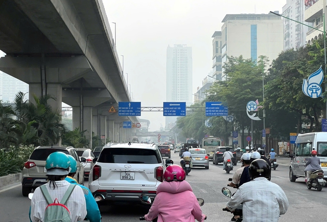 - Ảnh 1. Bầu trời Hà Nội mù mịt từ sáng đến chiều - Ảnh 1.