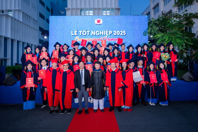 Thêm một thế hệ bác sĩ, cử nhân Trường đại học Phan Châu Trinh tốt nghiệp - Ảnh 1.