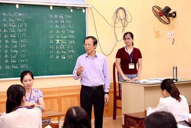 Thứ trưởng Bộ GD-ĐT Phạm Ngọc Thưởng kiểm tra công tác chấm thi tại tỉnh Ninh Bình. ẢNH: NGUYỄN MẠNH Thứ trưởng Bộ GD-ĐT Phạm Ngọc Thưởng kiểm tra công tác chấm thi tại tỉnh Ninh Bình. ẢNH: NGUYỄN MẠNH