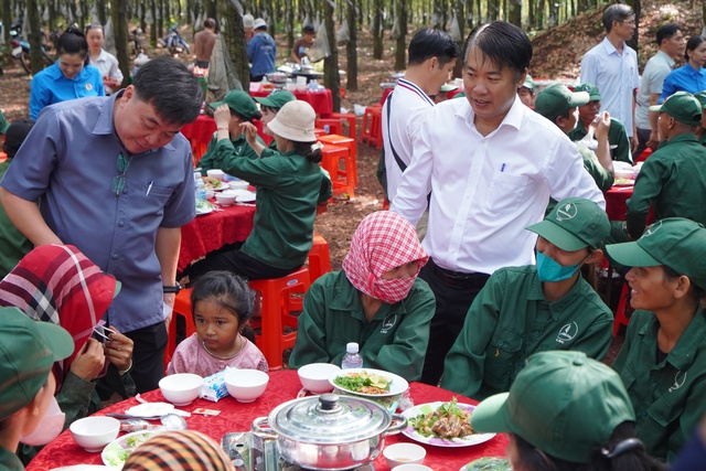 Bữa cơm tri ân giữa rừng cao su Lộc Ninh- Ảnh 2.