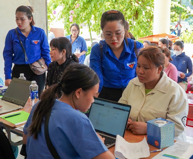 Y sĩ, bác sĩ trẻ vượt núi, mang yêu thương đến Bến Giằng- Ảnh 1. Y sĩ, bác sĩ trẻ vượt núi, mang yêu thương đến Bến Giằng- Ảnh 1.