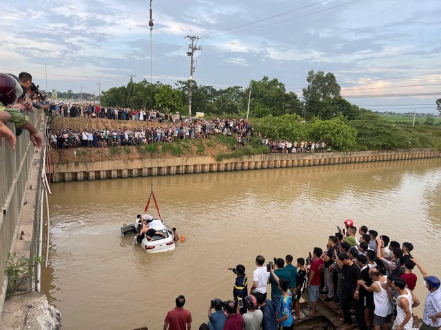 Vụ ô tô rơi xuống sông: Tìm thấy thi thể 2 nạn nhân mất tích Vụ ô tô rơi xuống sông: Tìm thấy thi thể 2 nạn nhân mất tích