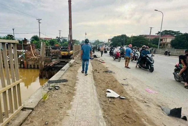 Ô tô rơi xuống sông khiến 3 người chết: Công an xác định tài xế còn sống - Ảnh 2.