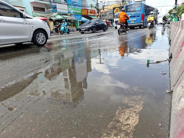 Nguy hiểm khi đi qua đoạn đường l&ograve;ng chảo ngập nước- Ảnh 1.