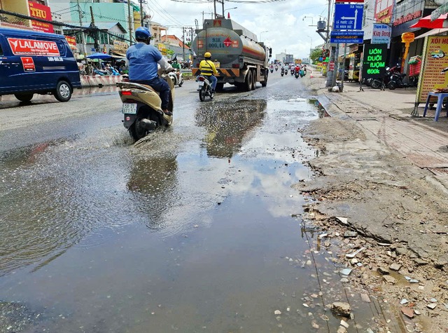 Nguy hiểm khi đi qua đoạn đường l&ograve;ng chảo ngập nước- Ảnh 2.