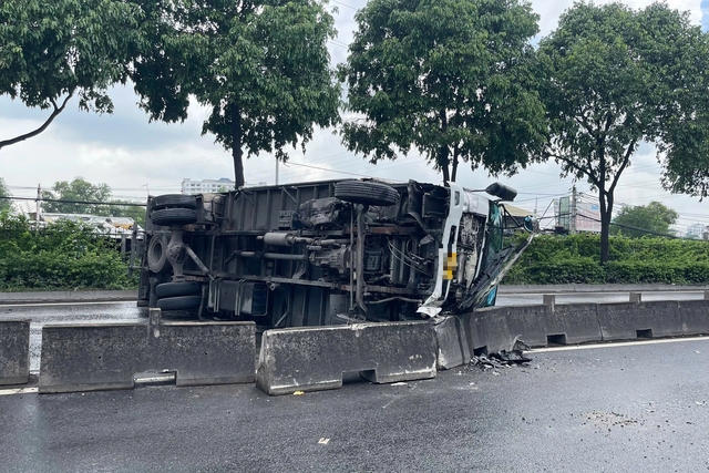 TP.HCM: Hai xe tông dải phân cách, đường Đỗ Mười ùn ứ kéo dài- Ảnh 1.
