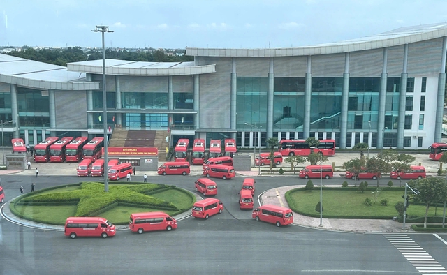 Vĩnh Long bố trí xe đưa đón cán bộ đi làm để đảm bảo an toàn- Ảnh 2. Vĩnh Long bố trí xe đưa đón cán bộ đi làm để đảm bảo an toàn- Ảnh 2.