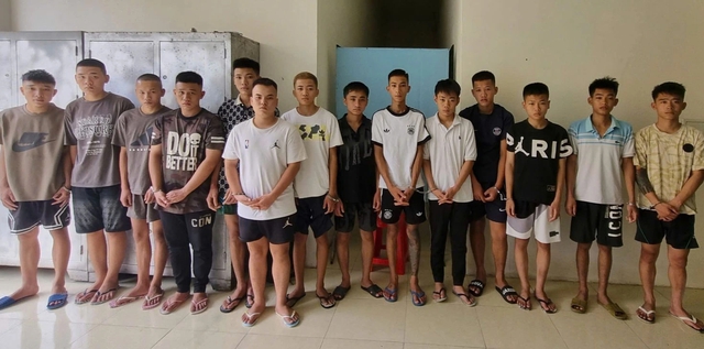 Tạm giữ hình sự 14 thanh niên gây náo loạn trên đường - Ảnh 1.