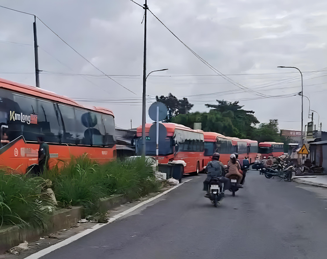 Vĩnh Long bố trí xe đưa đón cán bộ đi làm để đảm bảo an toàn- Ảnh 1. Vĩnh Long bố trí xe đưa đón cán bộ đi làm để đảm bảo an toàn- Ảnh 1.