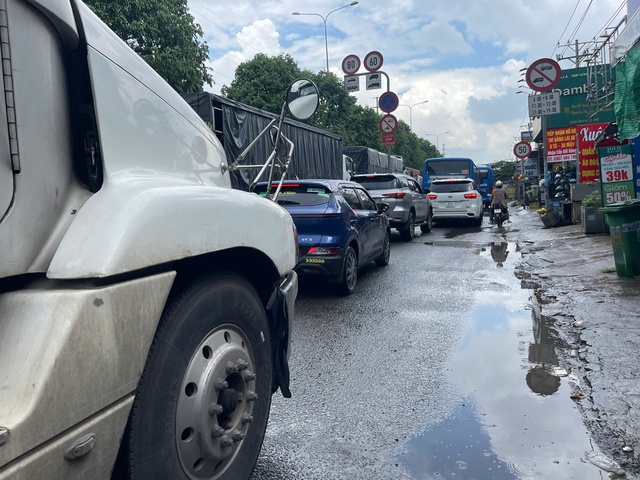 TP.HCM: Hai xe tông dải phân cách, đường Đỗ Mười ùn ứ kéo dài- Ảnh 3.