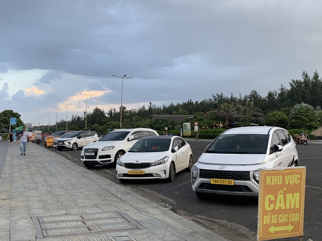 &Ocirc; t&ocirc; đậu k&iacute;n mặt th&aacute;p Nghinh Phong bất chấp biển cấm v&agrave; lực lượng bảo vệ- Ảnh 3.