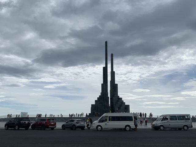 &Ocirc; t&ocirc; đậu k&iacute;n mặt th&aacute;p Nghinh Phong bất chấp biển cấm v&agrave; lực lượng bảo vệ- Ảnh 1.