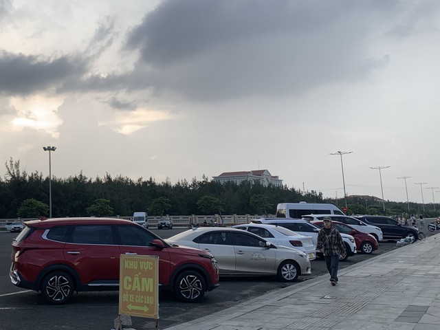 &Ocirc; t&ocirc; đậu k&iacute;n mặt th&aacute;p Nghinh Phong bất chấp biển cấm v&agrave; lực lượng bảo vệ- Ảnh 2.