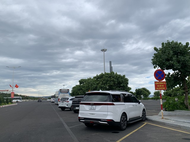 &Ocirc; t&ocirc; đậu k&iacute;n mặt th&aacute;p Nghinh Phong bất chấp biển cấm v&agrave; lực lượng bảo vệ- Ảnh 4.