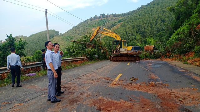 Khắc phục sạt lở trên đường ĐT.755B, kết nối tỉnh Đồng Nai và Lâm Đồng - Ảnh 2.