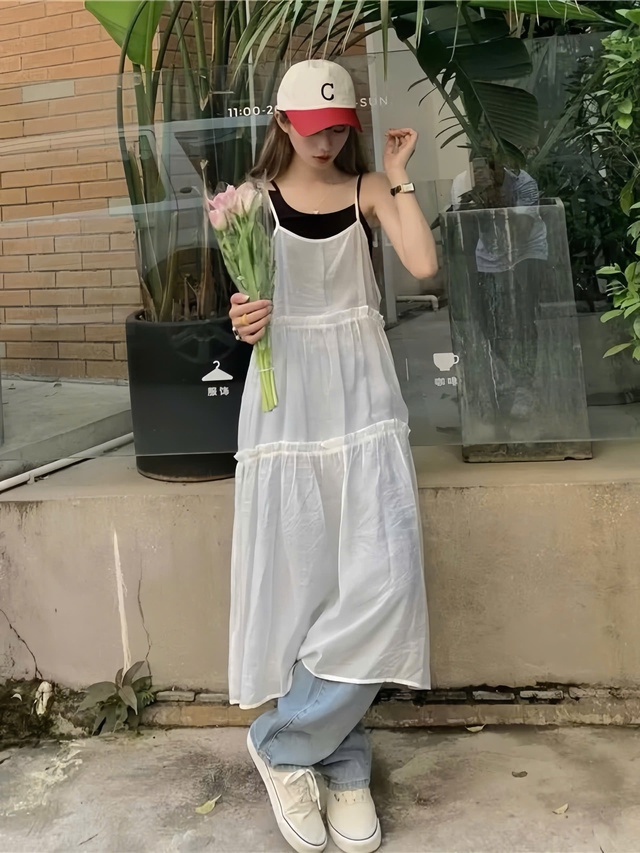Phá vỡ giới hạn với phong cách váy ngoài quần cá tính  - Ảnh 4.
