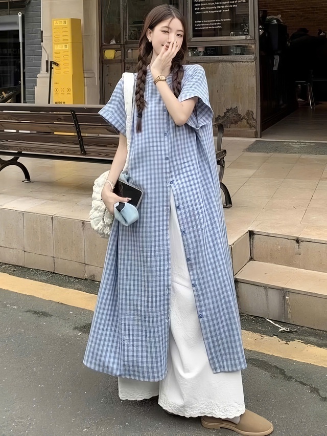 Phá vỡ giới hạn với phong cách váy ngoài quần cá tính  - Ảnh 1.