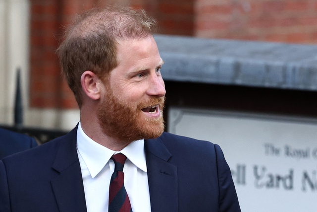 Hoàng tử Harry đột ngột làm lành với hoàng gia vì tiền?- Ảnh 1. Hoàng tử Harry đột ngột làm lành với hoàng gia vì tiền?- Ảnh 1.