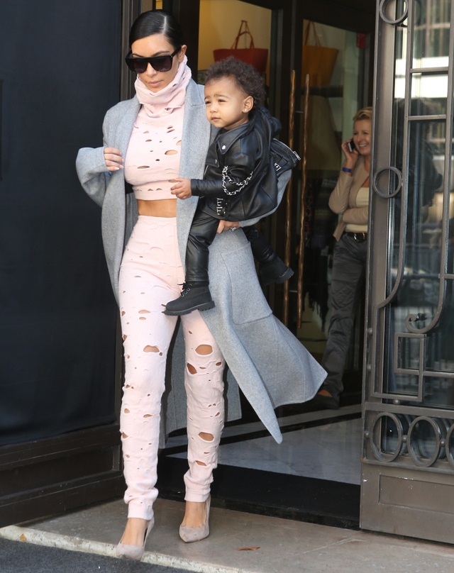 

Khoảnh khắc Kim Kardashian vướng tin đồn bỏ quên con gái North West - khi ấy mới 1 tuổi tại khách sạn  