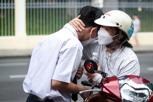 Chỉ 0,04% thí sinh điểm 10 môn tiếng Anh tốt nghiệp THPT: Giáo viên đề xuất gì?- Ảnh 4. Chỉ 0,04% thí sinh điểm 10 môn tiếng Anh tốt nghiệp THPT: Giáo viên đề xuất gì?- Ảnh 4.