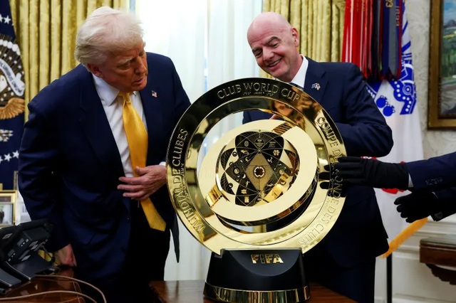 ‘Độc lạ’ Club World Cup: Tổng thống Trump giữ cúp xịn, đội vô địch Chelsea chỉ nhận bản sao ‘Độc lạ’ Club World Cup: Tổng thống Trump giữ cúp xịn, đội vô địch Chelsea chỉ nhận bản sao