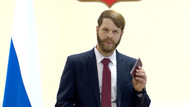 Công dân Mỹ giúp Nga chống Ukraine được Tổng thống Putin cấp hộ chiếu Nga Công dân Mỹ giúp Nga chống Ukraine được Tổng thống Putin cấp hộ chiếu Nga