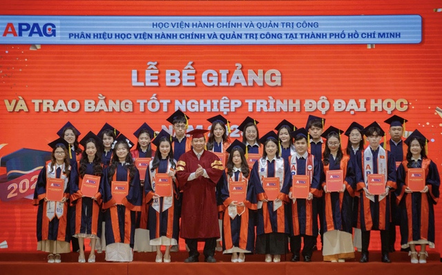  Hơn 300 sinh viên Phân hiệu Học viện Hành chính và Quản trị công TP.HCM tốt nghiệp  - Ảnh 1.