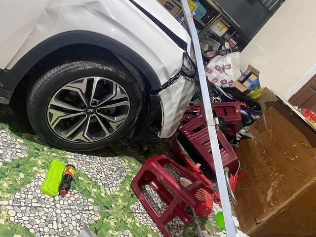 Chủ xe 'hứa' đền bù nhưng lặng lẽ rời đi sau khi gây tai nạn- Ảnh 2. Chủ xe 'hứa' đền bù nhưng lặng lẽ rời đi sau khi gây tai nạn- Ảnh 2.