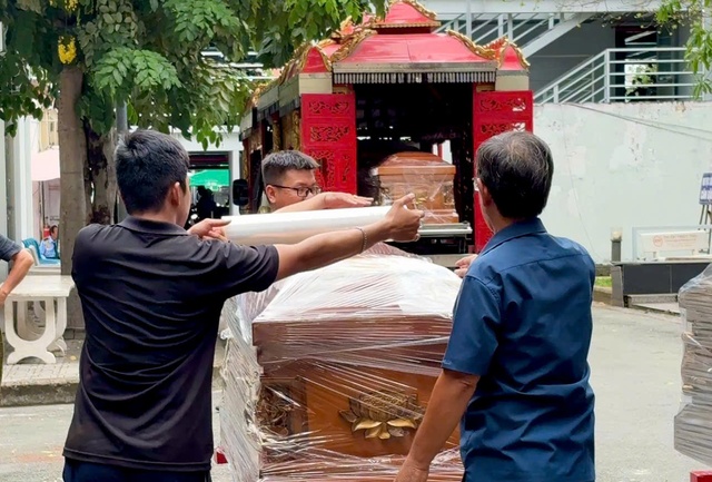 Nghề mai táng ở TP.HCM: Bị dán mác 'dính âm khí', ít ai dám làm- Ảnh 1.