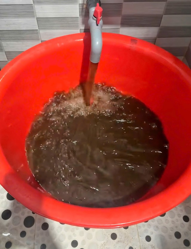 Người dân bức xúc vì nước máy đen kịt
