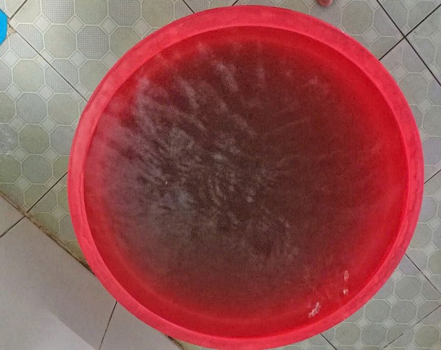 Người dân bức xúc vì nước máy đen kịt - Ảnh 2.