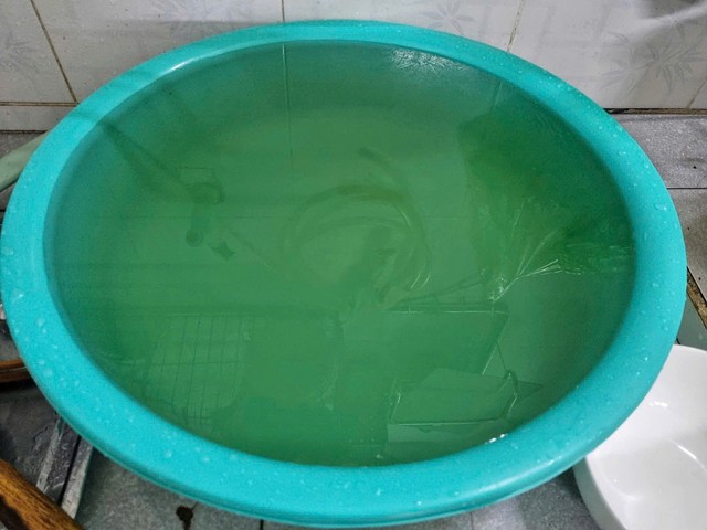 Người dân bức xúc vì nước máy đen kịt - Ảnh 3.