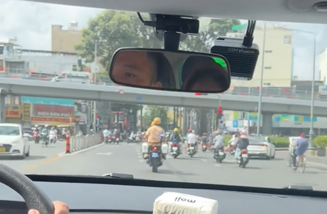 CSGT mở đường đưa em bé cấp cứu, phản ứng của người đi đường gây xúc động - Ảnh 2.