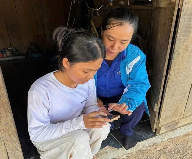 'Cõng' thông tin đến từng nóc nhà vùng cao- Ảnh 4. 'Cõng' thông tin đến từng nóc nhà vùng cao- Ảnh 4.