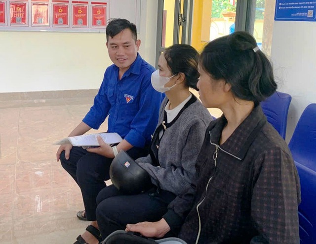 'Cõng' thông tin đến từng nóc nhà vùng cao- Ảnh 3. 'Cõng' thông tin đến từng nóc nhà vùng cao- Ảnh 3.