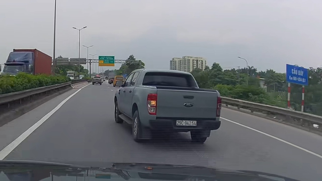 Xe bán tải nhập làn cao tốc bất chấp, suýt gây tai nạn liên hoàn - Ảnh 1.