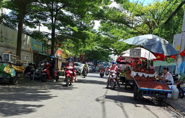 Có biển cấm vẫn buôn bán lấn chiếm lòng lề đường Có biển cấm vẫn buôn bán lấn chiếm lòng lề đường