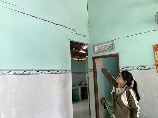 Dân lo lắng vì nhà bị rạn nứt do thi công cao tốc Bắc - Nam- Ảnh 1. Dân lo lắng vì nhà bị rạn nứt do thi công cao tốc Bắc - Nam- Ảnh 1.