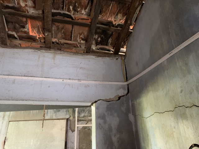 Dân lo lắng vì nhà bị rạn nứt do thi công cao tốc Bắc - Nam- Ảnh 3. Dân lo lắng vì nhà bị rạn nứt do thi công cao tốc Bắc - Nam- Ảnh 3.
