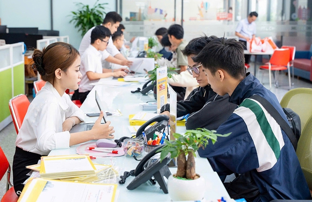 Dự báo điểm chuẩn đại học 2025 sẽ giảm sâu , ngành hot vẫn giữ ổn định - Ảnh 2. Dự báo điểm chuẩn đại học 2025 sẽ giảm sâu , ngành hot vẫn giữ ổn định - Ảnh 2.