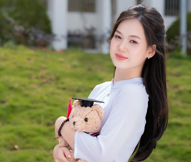 

Nữ sinh Nguyễn Lê Hiền Mai, thủ khoa khối A00 với tổng điểm 30, được cộng đồng mạng dành lời khen 'tài sắc vẹn toàn'  