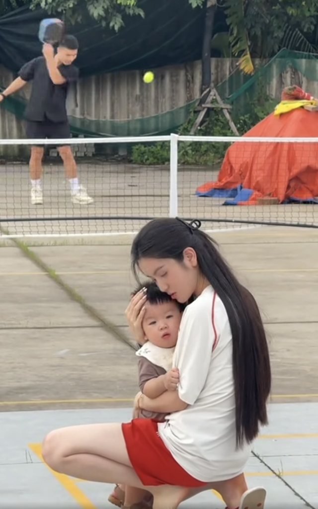 Gia đình Quang Hải chơi pickleball cực vui: Nhân vật này khiến dân mạng ‘tan chảy’ Gia đình Quang Hải chơi pickleball cực vui: Nhân vật này khiến dân mạng ‘tan chảy’