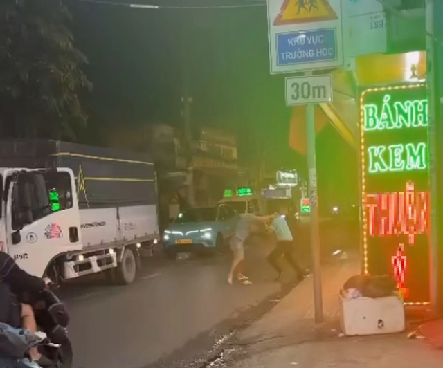 M&acirc;u thuẫn khi tham gia giao th&ocirc;ng, t&agrave;i xế xe c&ocirc;ng nghệ bị đ&aacute;nh bằng 'mỏ lết'- Ảnh 1.