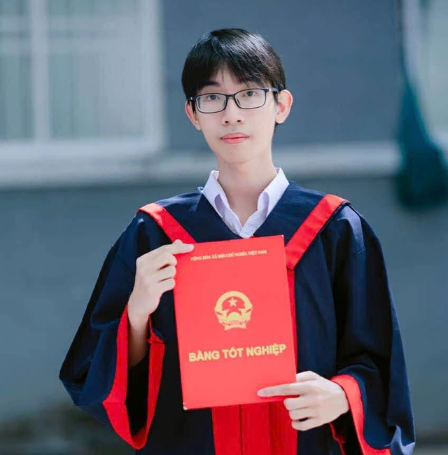 Thủ khoa khối A00 đến từ TP.HCM: Ba mẹ đi làm xa, sống cùng các dì- Ảnh 1. Thủ khoa khối A00 đến từ TP.HCM: Ba mẹ đi làm xa, sống cùng các dì- Ảnh 1.