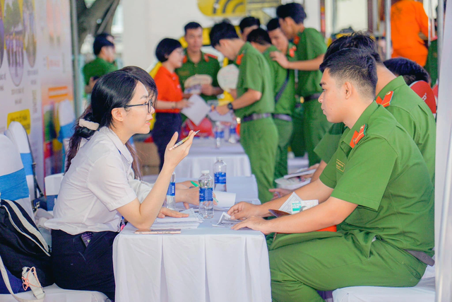 Bộ Công an đề xuất chế độ BHXH 1 lần đối với sĩ quan, chiến sĩ nghĩa vụ- Ảnh 1. Bộ Công an đề xuất chế độ BHXH 1 lần đối với sĩ quan, chiến sĩ nghĩa vụ- Ảnh 1.
