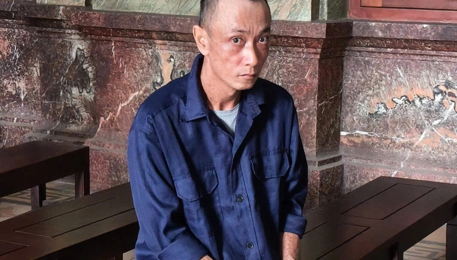 Bị rào lại lối đi nhờ, lái ô tô tông thẳng vào người hàng xóm- Ảnh 1.
