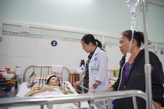 Cô gái 30 tuổi bỗng liệt tay chân, mờ mắt: 'Em chỉ mong được sống'- Ảnh 1.
