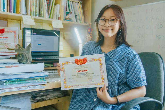 Nữ sinh Quảng Trị chia sẻ bí quyết làm môn ngữ văn đạt 9,75 điểm- Ảnh 1. Nữ sinh Quảng Trị chia sẻ bí quyết làm môn ngữ văn đạt 9,75 điểm- Ảnh 1.