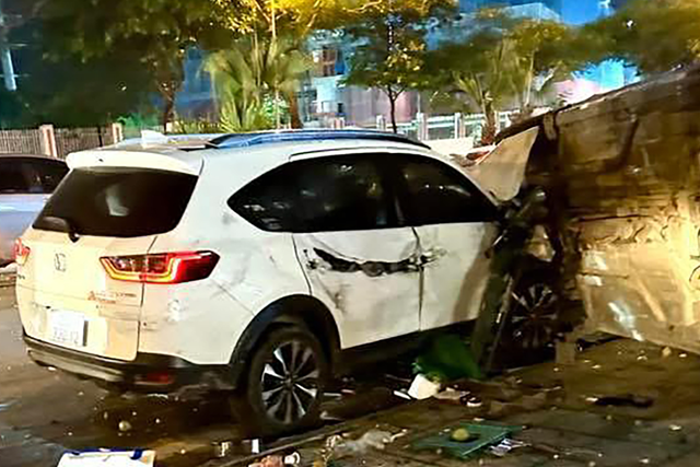 Ô tô đâm hàng loạt xe ở Hà Nội, ít nhất 1 người tử vong- Ảnh 1. Ô tô đâm hàng loạt xe ở Hà Nội, ít nhất 1 người tử vong- Ảnh 1.