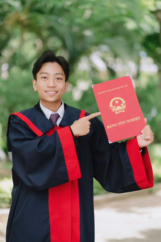 Thành tích ‘dữ dội’ của nam sinh Lâm Đồng 10 điểm tiếng Anh tốt nghiệp THPT Thành tích ‘dữ dội’ của nam sinh Lâm Đồng 10 điểm tiếng Anh tốt nghiệp THPT